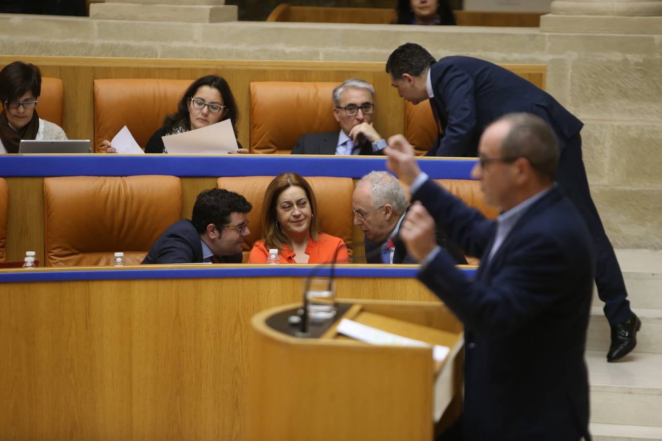 El Parlamento de La Rioja ha aprobado este viernes los proyectos de Ley de Presupuestos Generales de la Comunidad Autónoma de La Rioja y de Medidas Fiscales y Administrativas para 2018 con el voto a favor de los diputados del Partido Popular, la abstención de Ciudadanos y el voto en contra de PSOE y Podemos en todos sus títulos.