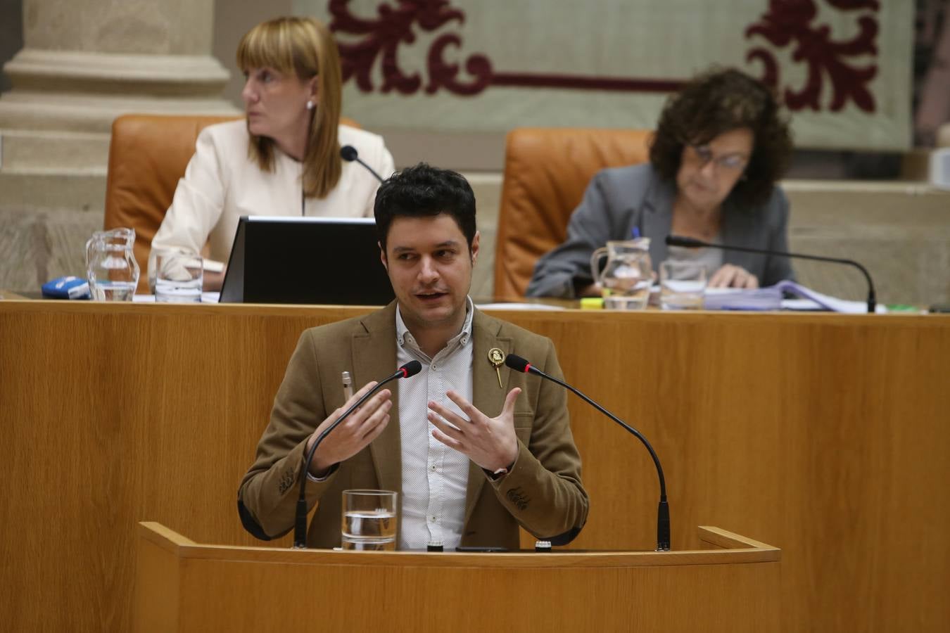 El Parlamento de La Rioja ha aprobado este viernes los proyectos de Ley de Presupuestos Generales de la Comunidad Autónoma de La Rioja y de Medidas Fiscales y Administrativas para 2018 con el voto a favor de los diputados del Partido Popular, la abstención de Ciudadanos y el voto en contra de PSOE y Podemos en todos sus títulos.