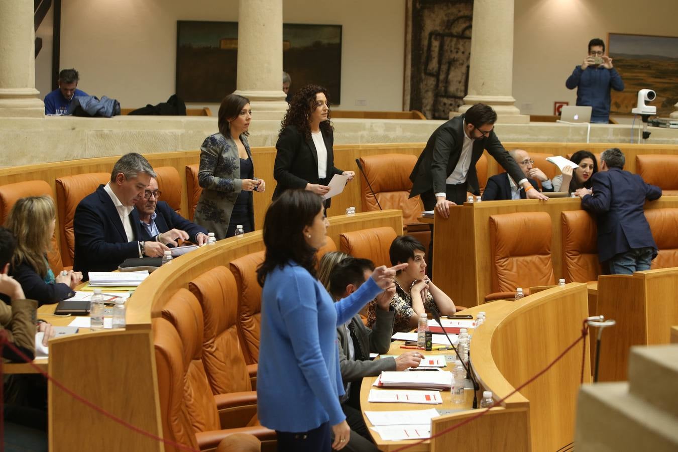 El Parlamento de La Rioja ha aprobado este viernes los proyectos de Ley de Presupuestos Generales de la Comunidad Autónoma de La Rioja y de Medidas Fiscales y Administrativas para 2018 con el voto a favor de los diputados del Partido Popular, la abstención de Ciudadanos y el voto en contra de PSOE y Podemos en todos sus títulos.