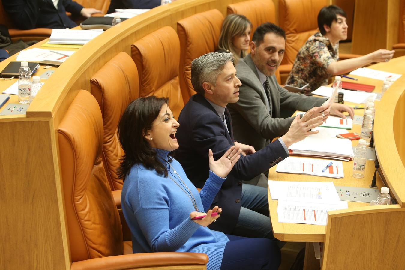 El Parlamento de La Rioja ha aprobado este viernes los proyectos de Ley de Presupuestos Generales de la Comunidad Autónoma de La Rioja y de Medidas Fiscales y Administrativas para 2018 con el voto a favor de los diputados del Partido Popular, la abstención de Ciudadanos y el voto en contra de PSOE y Podemos en todos sus títulos.