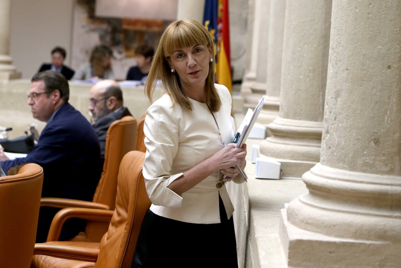 El Parlamento de La Rioja ha aprobado este viernes los proyectos de Ley de Presupuestos Generales de la Comunidad Autónoma de La Rioja y de Medidas Fiscales y Administrativas para 2018 con el voto a favor de los diputados del Partido Popular, la abstención de Ciudadanos y el voto en contra de PSOE y Podemos en todos sus títulos.