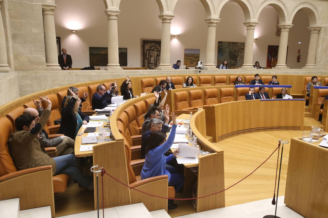 El Parlamento de La Rioja ha aprobado este viernes los proyectos de Ley de Presupuestos Generales de la Comunidad Autónoma de La Rioja y de Medidas Fiscales y Administrativas para 2018 con el voto a favor de los diputados del Partido Popular, la abstención de Ciudadanos y el voto en contra de PSOE y Podemos en todos sus títulos.