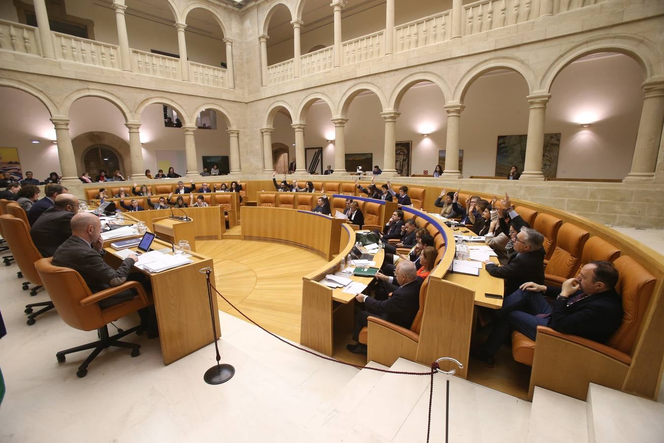 El Parlamento de La Rioja ha aprobado este viernes los proyectos de Ley de Presupuestos Generales de la Comunidad Autónoma de La Rioja y de Medidas Fiscales y Administrativas para 2018 con el voto a favor de los diputados del Partido Popular, la abstención de Ciudadanos y el voto en contra de PSOE y Podemos en todos sus títulos.