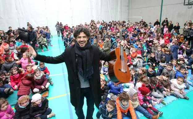 Pablo Sáinz Villegas en una actuación anterior en el CEIP Las Gaunas de Logroño. :: efe
