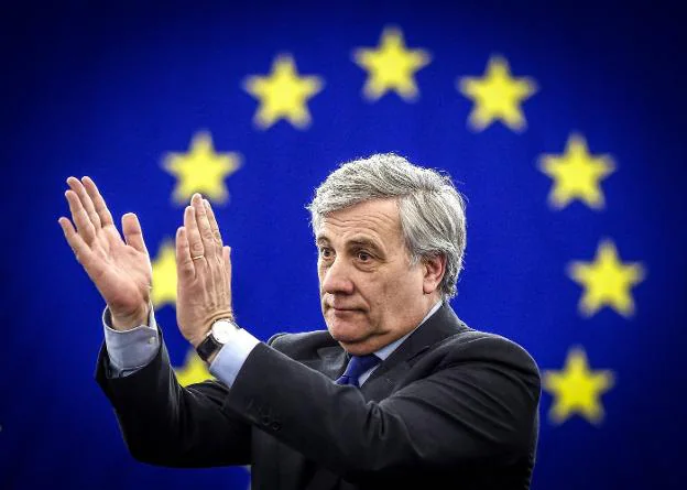 A la izquierda, Berlusconi, inhabilitado para ejercer cargos públicos hasta 2019, y a la derecha, Tajani, el actual presidente del Parlamento Europeo. :: reuters