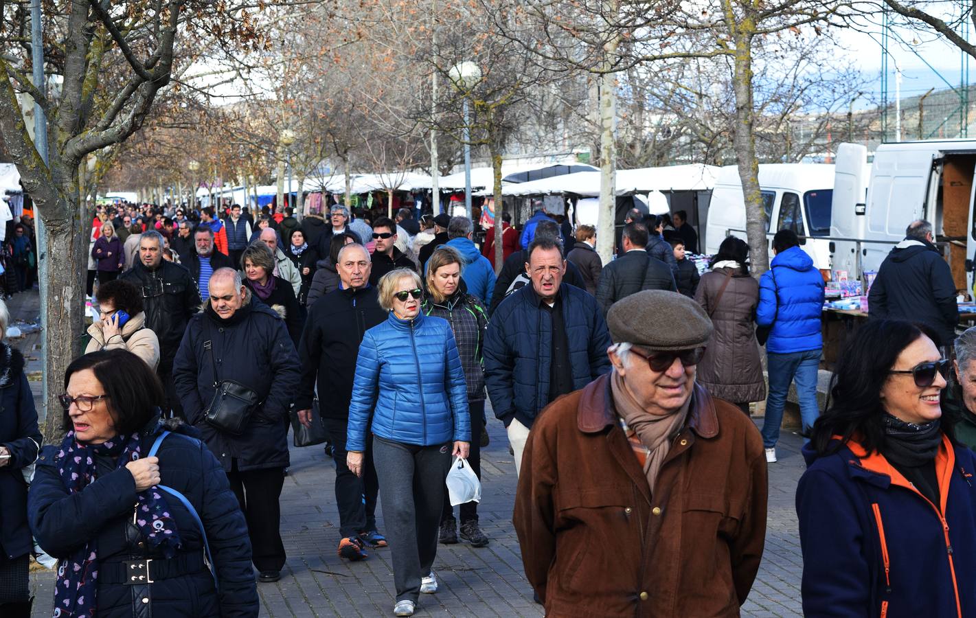 Numerosos ciudadanos se acercan a sus puestos en busca de una 'ganga'