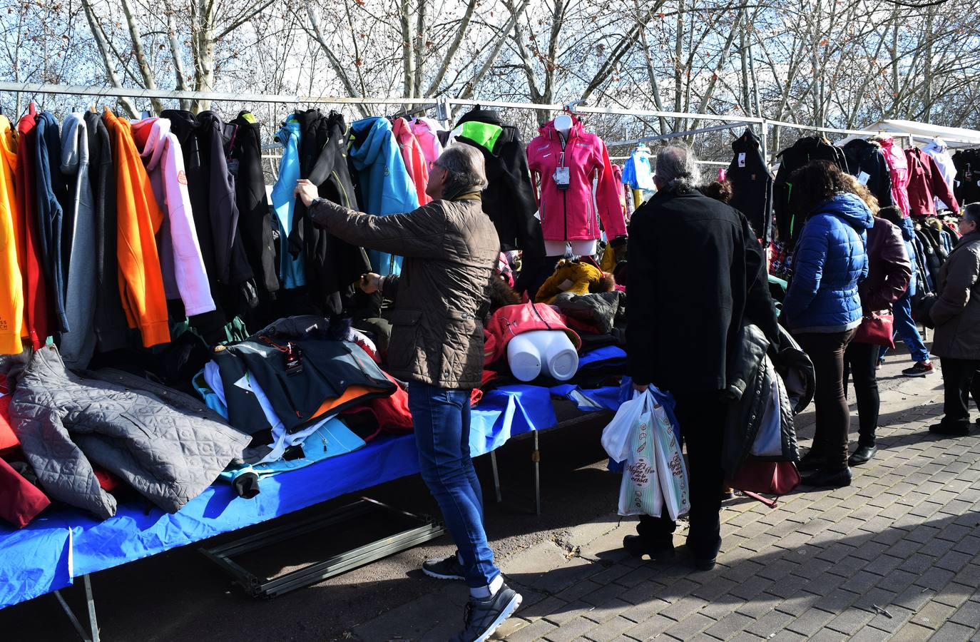 Numerosos ciudadanos se acercan a sus puestos en busca de una 'ganga'