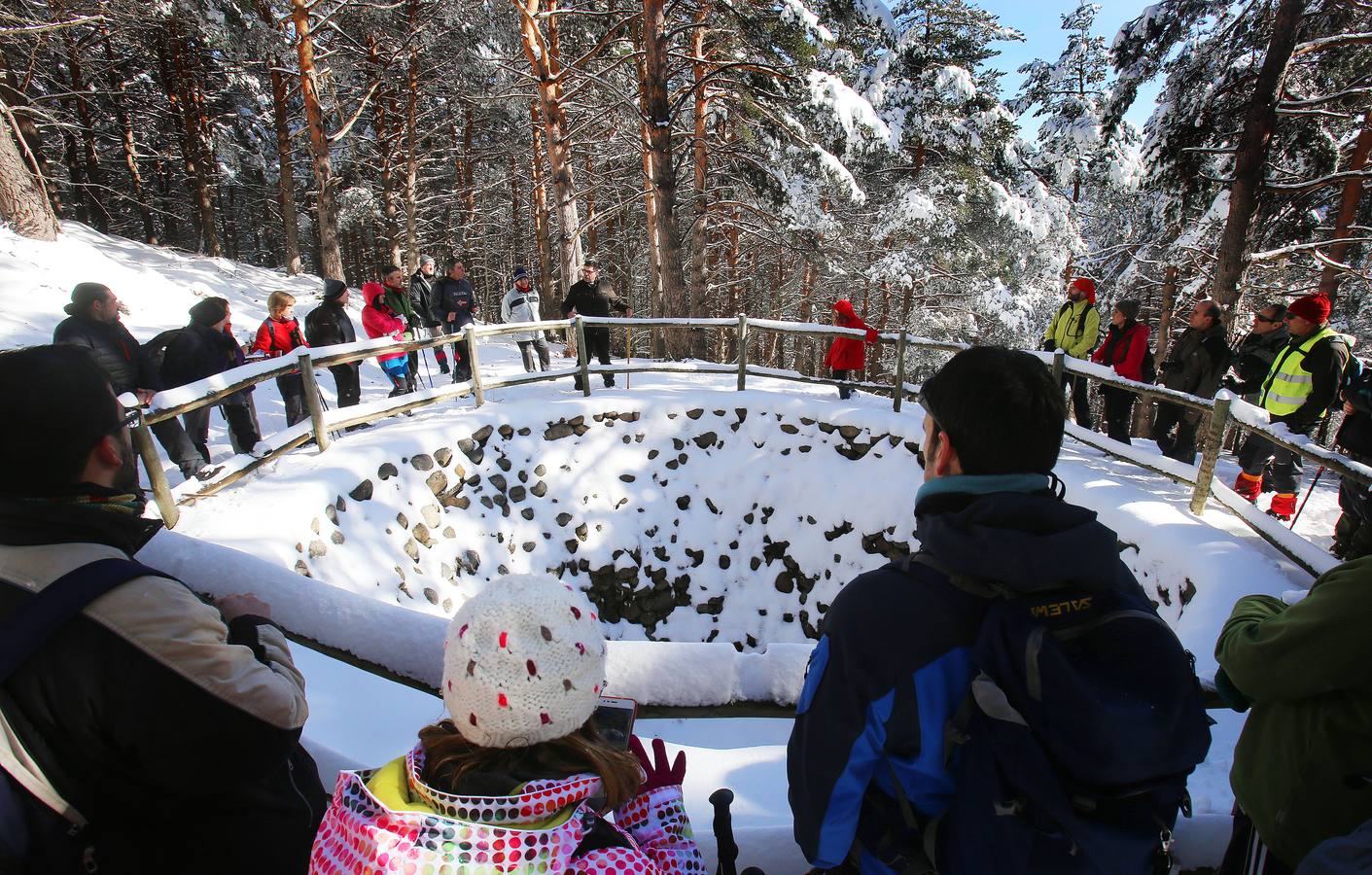 Se ha realizado una demostración de cómo se hacía el llenado de las Neveras en la antigüedad y se ha degustado un granizado de vino y unas patatas con chorizo