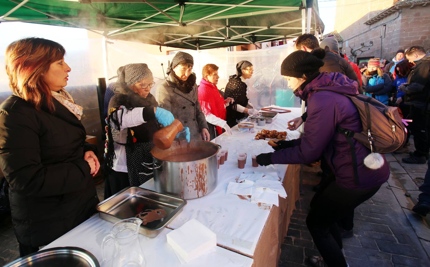 Se ha realizado una demostración de cómo se hacía el llenado de las Neveras en la antigüedad y se ha degustado un granizado de vino y unas patatas con chorizo