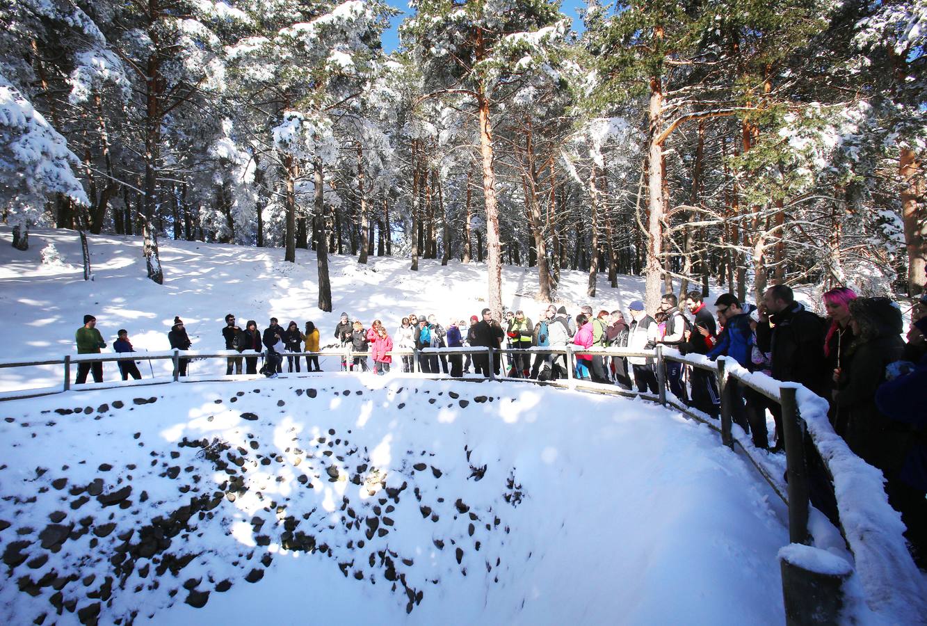 Se ha realizado una demostración de cómo se hacía el llenado de las Neveras en la antigüedad y se ha degustado un granizado de vino y unas patatas con chorizo
