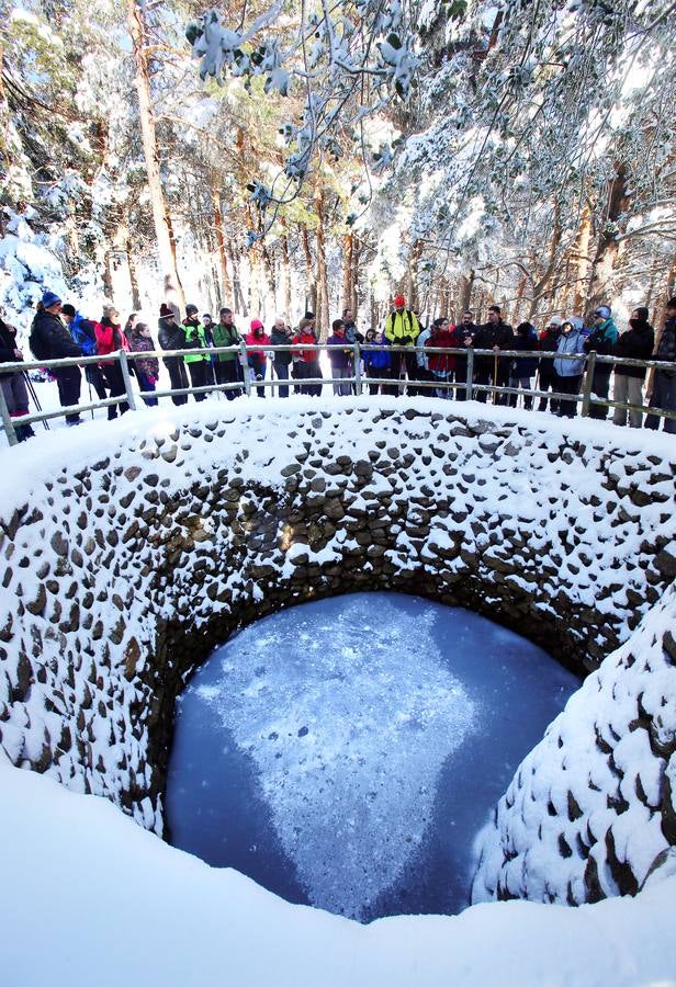 Se ha realizado una demostración de cómo se hacía el llenado de las Neveras en la antigüedad y se ha degustado un granizado de vino y unas patatas con chorizo