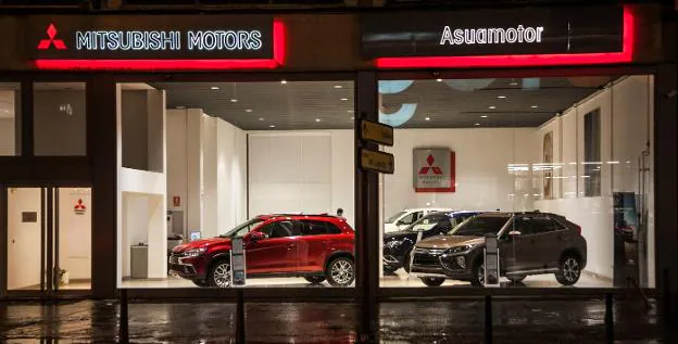 Imagen exterior de las nuevas instalaciones de Mitsubishi en Logroño y dos detalles de la exposición interior. :: fernando díaz