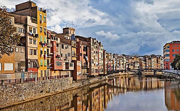 Vistas del casco antiguo de Gerona, con el río Oñar en primer término. 