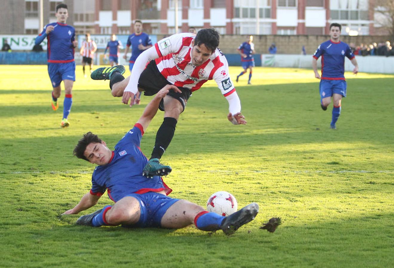 Así, consolidando lo de casa y fijando puntos en el exterior, es como la UDL ha vuelto a hacer acopio de vitamina de ilusión para tratar de enganchar con las plazas del play off de ascenso. Los tres puntos que vinieron ayer de Amorebieta (1-3) han sido oro molido. 