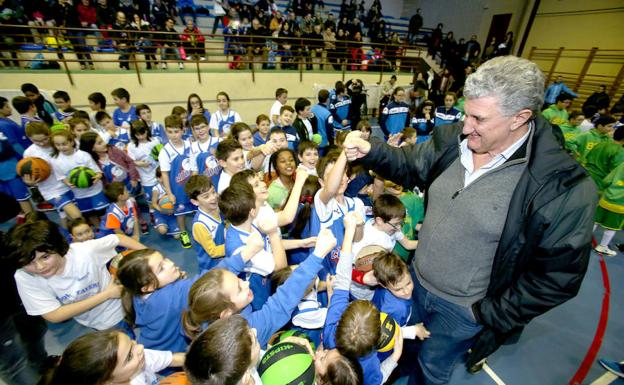 Fernando Romay saluda a un grupo de niños en un acto. 