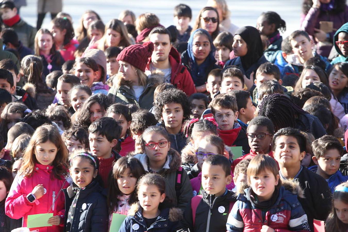 Casi un millar de escolares de nueve colegios logroñeses han participado hoy en una escenificación, en la plaza del Ayuntamiento de la capital riojana, para fomentar la tolerancia y la convivencia, durante la celebración del Día de la Paz y la No Violencia, bajo el lema "Convive Logroño".