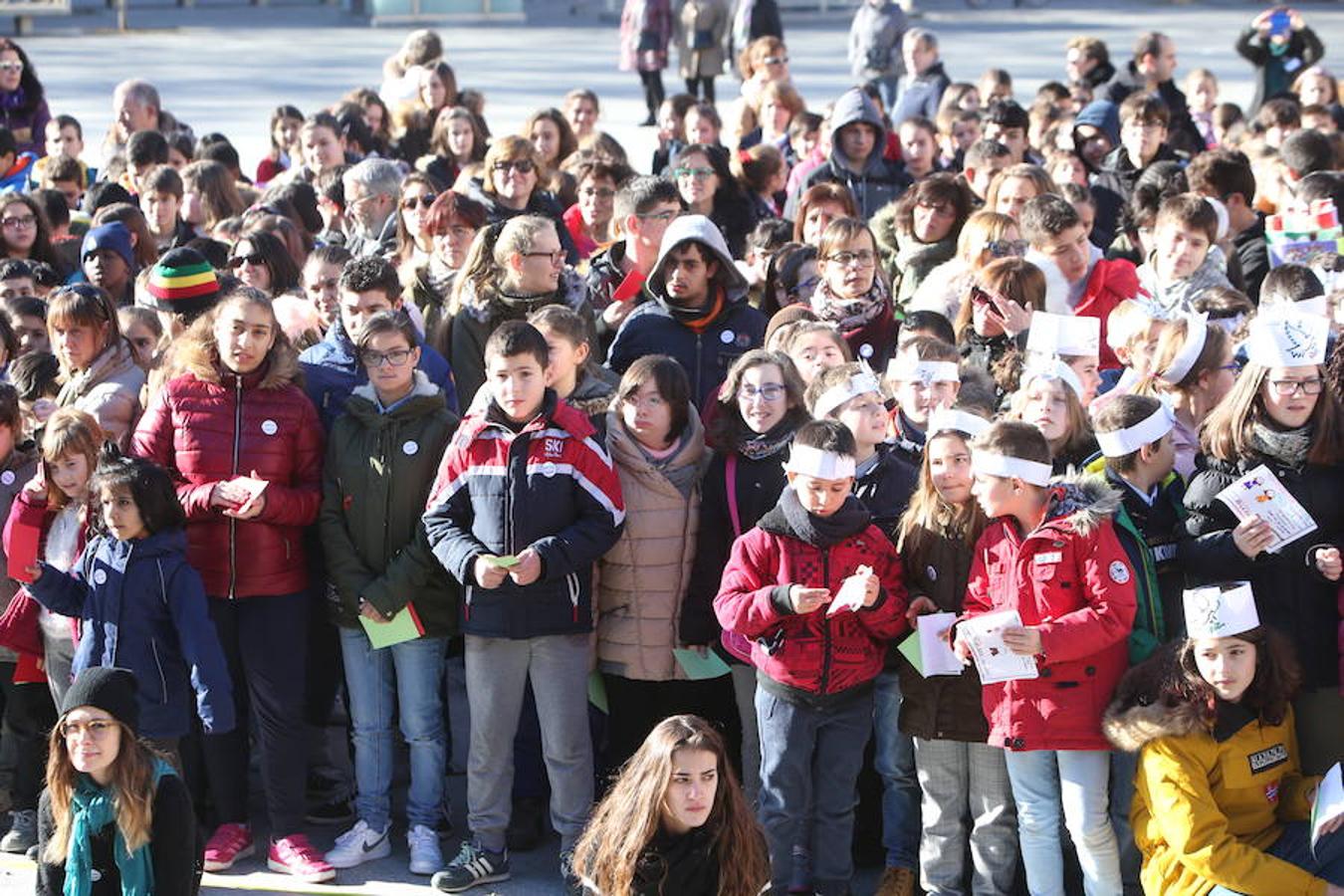 Casi un millar de escolares de nueve colegios logroñeses han participado hoy en una escenificación, en la plaza del Ayuntamiento de la capital riojana, para fomentar la tolerancia y la convivencia, durante la celebración del Día de la Paz y la No Violencia, bajo el lema "Convive Logroño".