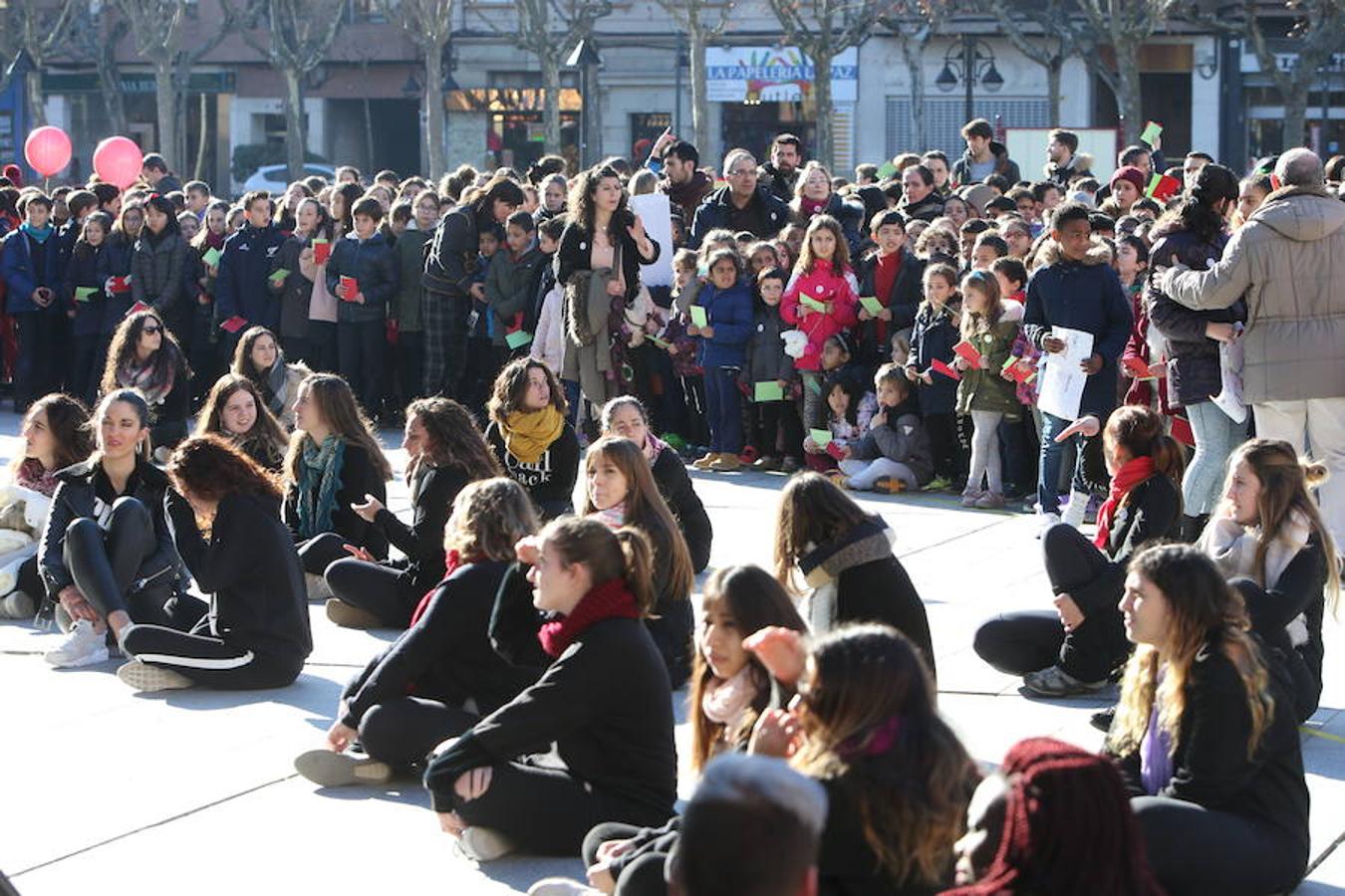 Casi un millar de escolares de nueve colegios logroñeses han participado hoy en una escenificación, en la plaza del Ayuntamiento de la capital riojana, para fomentar la tolerancia y la convivencia, durante la celebración del Día de la Paz y la No Violencia, bajo el lema "Convive Logroño".