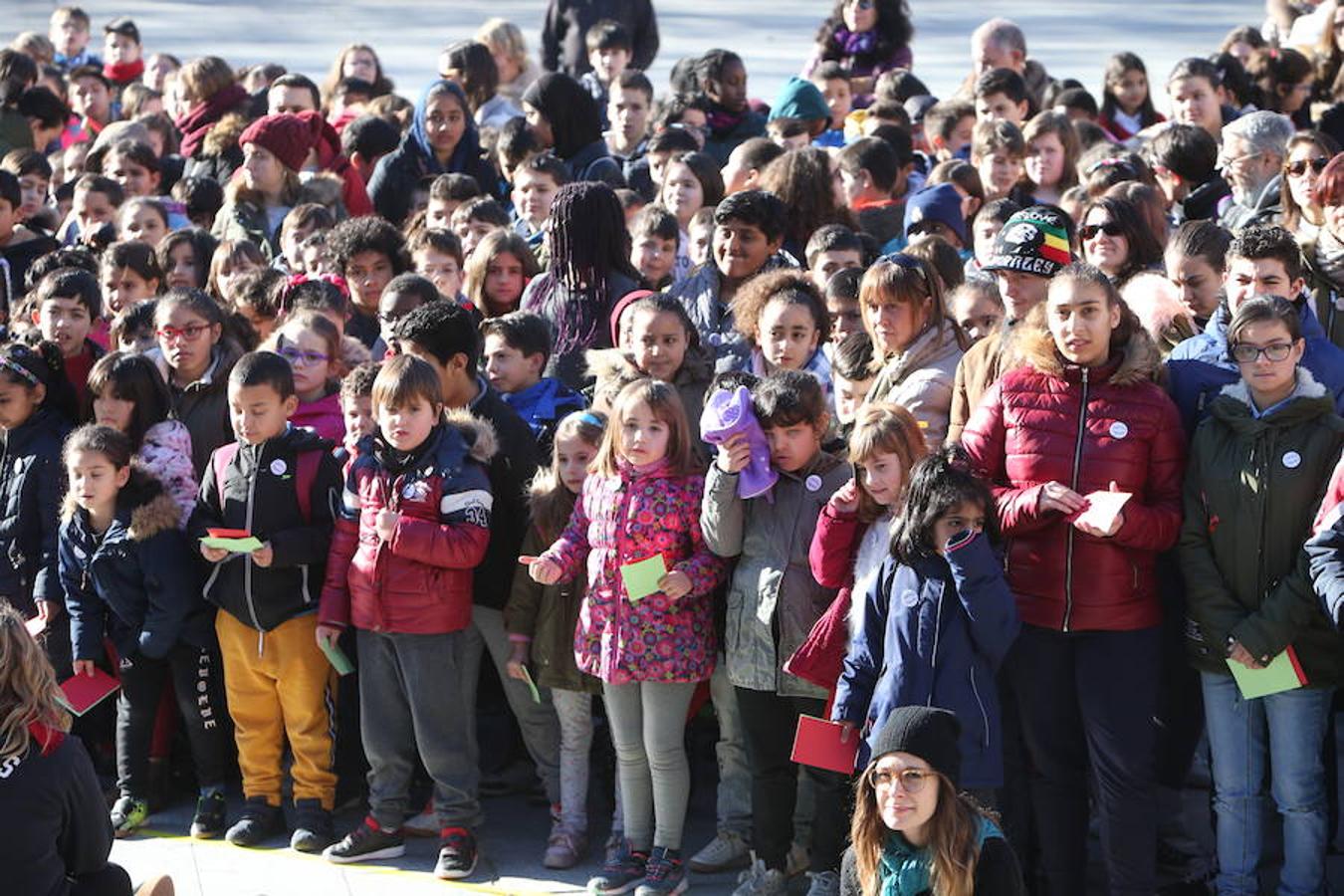 Casi un millar de escolares de nueve colegios logroñeses han participado hoy en una escenificación, en la plaza del Ayuntamiento de la capital riojana, para fomentar la tolerancia y la convivencia, durante la celebración del Día de la Paz y la No Violencia, bajo el lema "Convive Logroño".