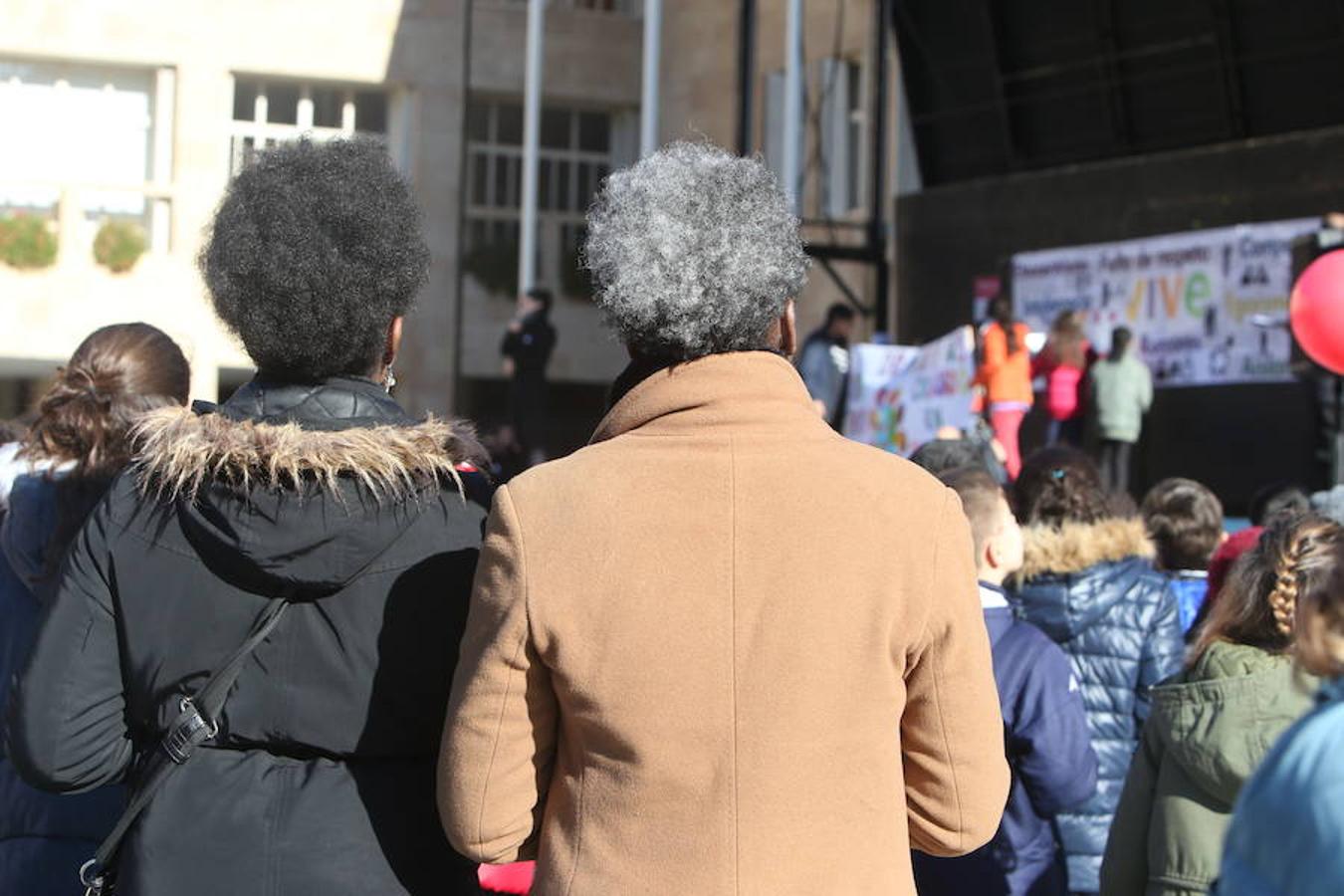 Casi un millar de escolares de nueve colegios logroñeses han participado hoy en una escenificación, en la plaza del Ayuntamiento de la capital riojana, para fomentar la tolerancia y la convivencia, durante la celebración del Día de la Paz y la No Violencia, bajo el lema "Convive Logroño".