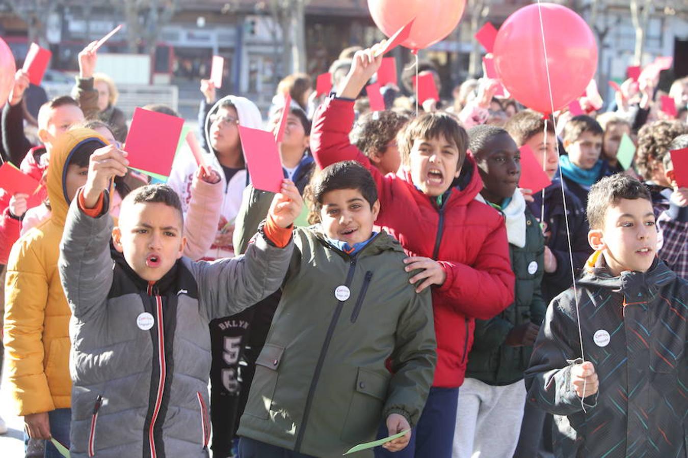 Casi un millar de escolares de nueve colegios logroñeses han participado hoy en una escenificación, en la plaza del Ayuntamiento de la capital riojana, para fomentar la tolerancia y la convivencia, durante la celebración del Día de la Paz y la No Violencia, bajo el lema "Convive Logroño".