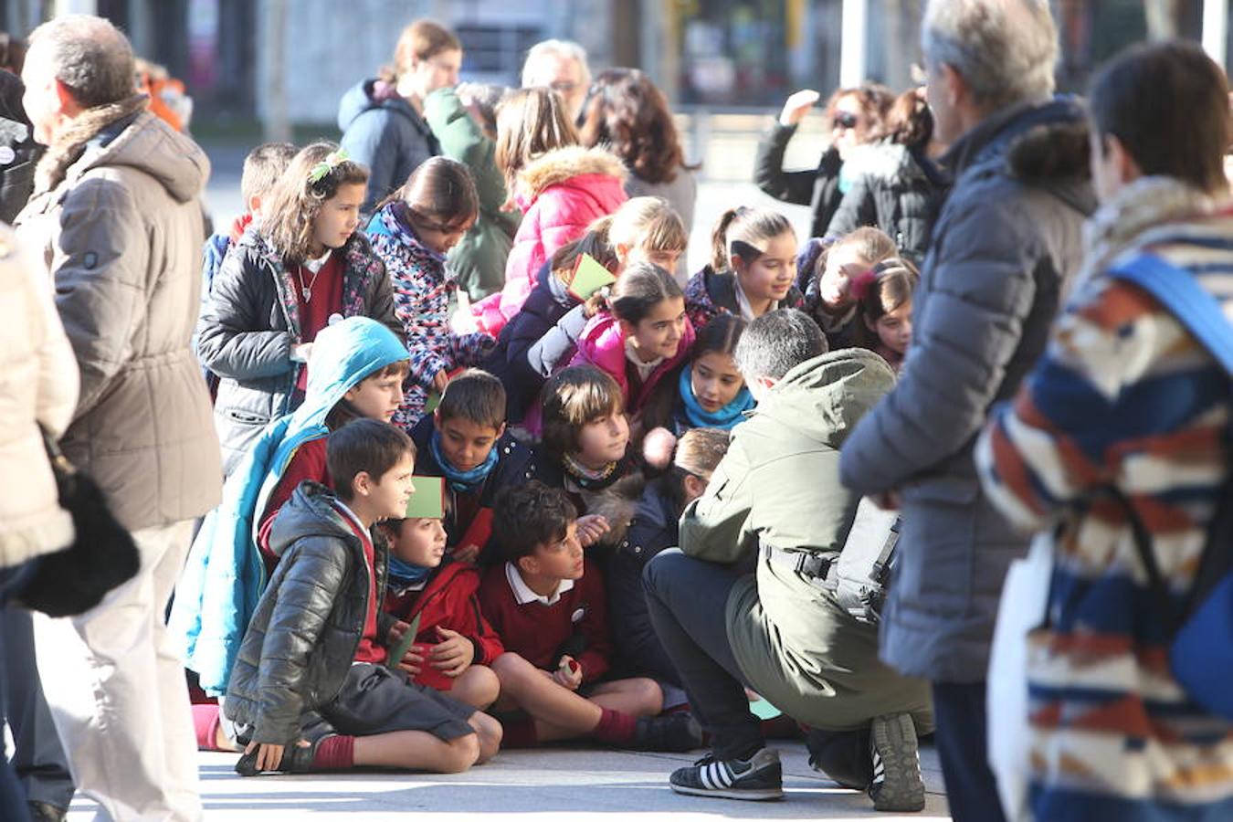 Casi un millar de escolares de nueve colegios logroñeses han participado hoy en una escenificación, en la plaza del Ayuntamiento de la capital riojana, para fomentar la tolerancia y la convivencia, durante la celebración del Día de la Paz y la No Violencia, bajo el lema "Convive Logroño".