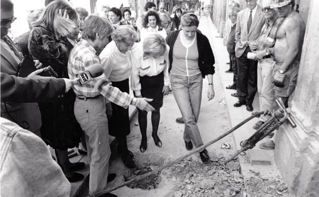 Dos décadas sin coches. Este año se cumplen 22 años de las obras de peatonalización de Portales, que mejoraron considerablemente su aspecto. Abajo, comerciantes en contra de la instalación de arquetas para los encierros.