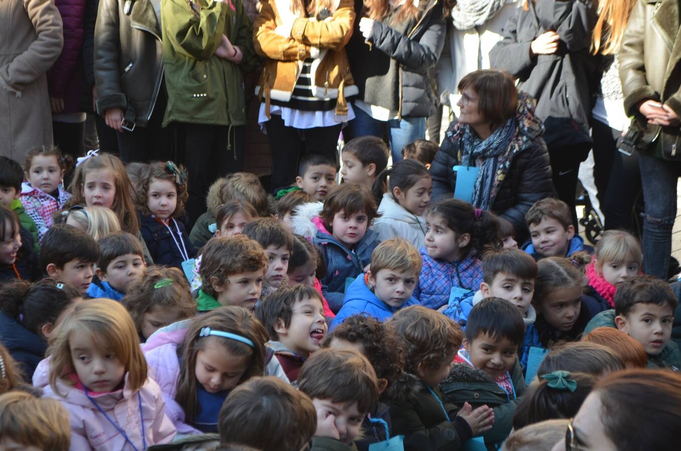  El colegio Teresianas ha realizado este martes una marcha por la paz por el centro de Calahorra