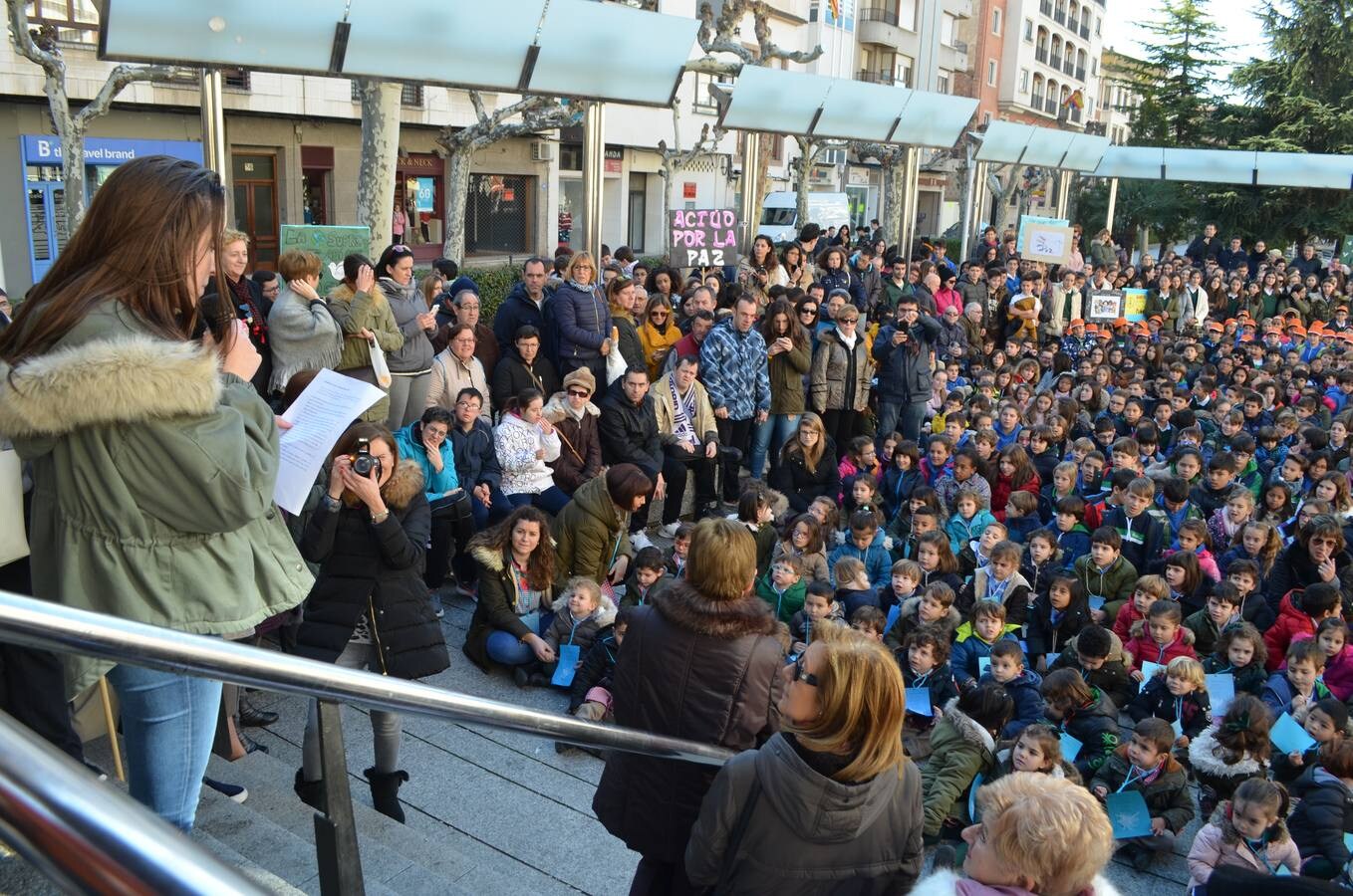  El colegio Teresianas ha realizado este martes una marcha por la paz por el centro de Calahorra