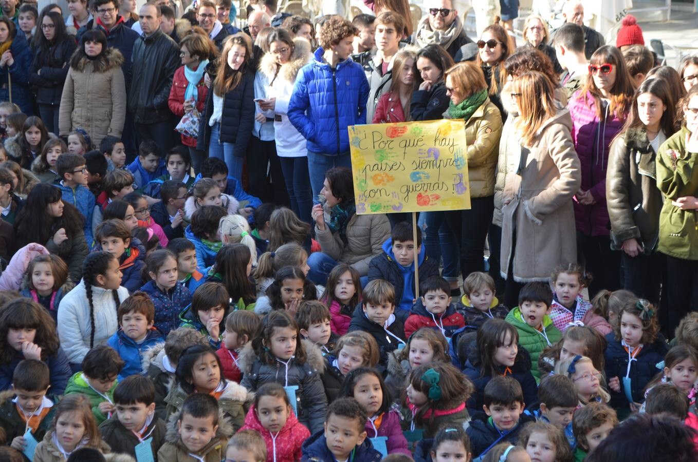 El colegio Teresianas ha realizado este martes una marcha por la paz por el centro de Calahorra