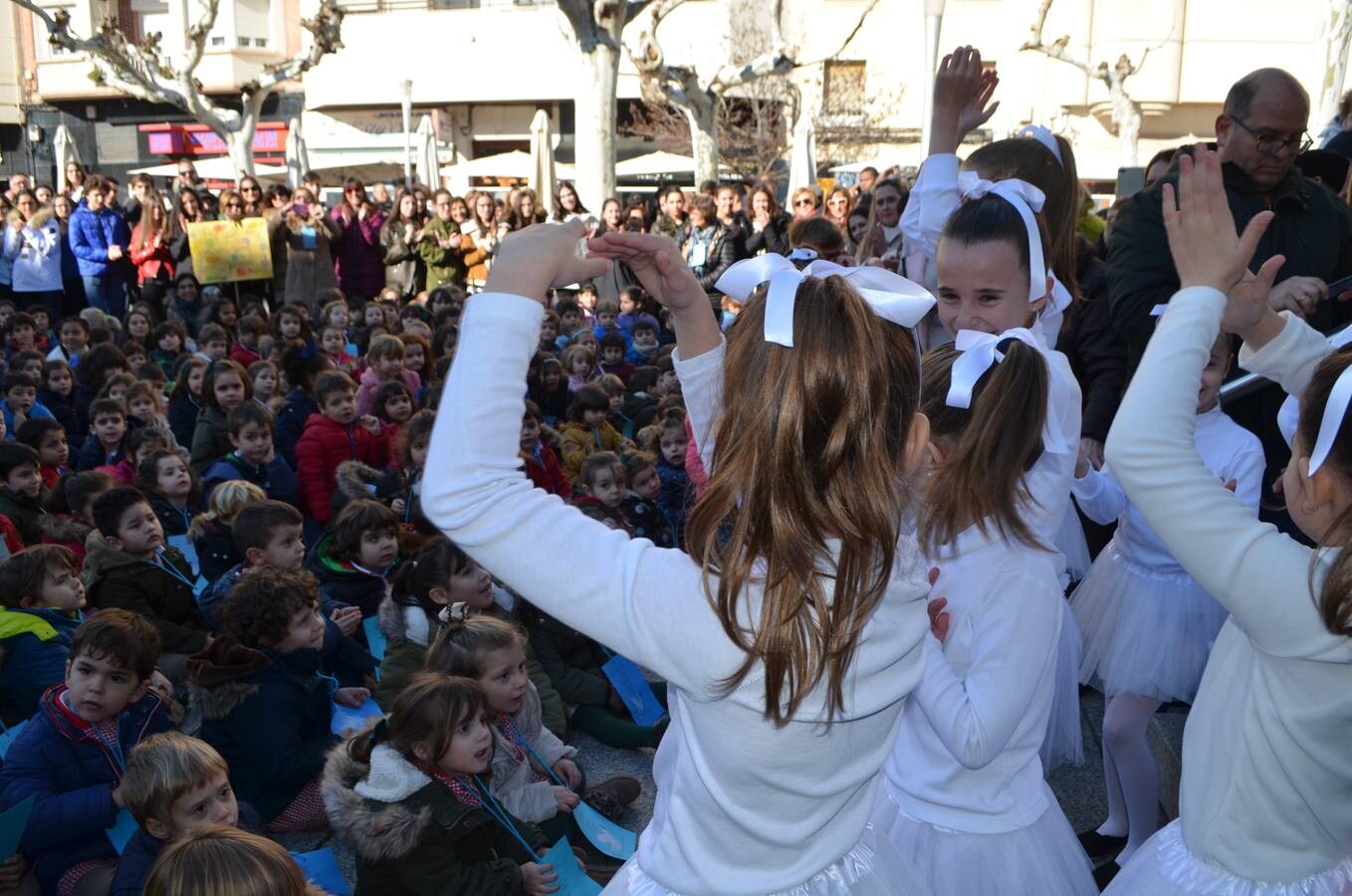  El colegio Teresianas ha realizado este martes una marcha por la paz por el centro de Calahorra