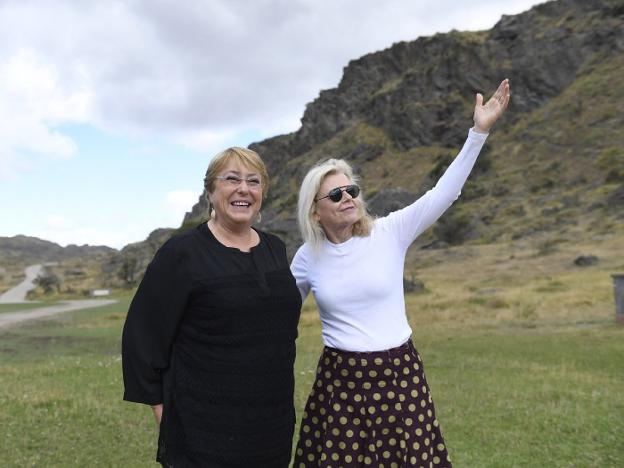  Michelle Bachelet y Kristine Tompkins, la viuda del magnate, en Cochrane, Patagonia. :: gobierno de chile