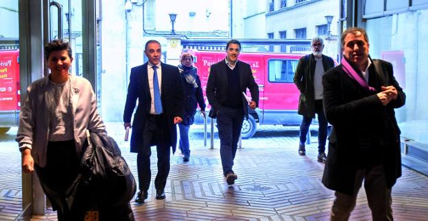 Francis Paniego y diversos representantes del sector turístico, ayer tarde a su llegada a la FER. :: Díaz uriel