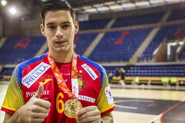 Ángel Fernández, con la medalla de oro del Europeo. :: 