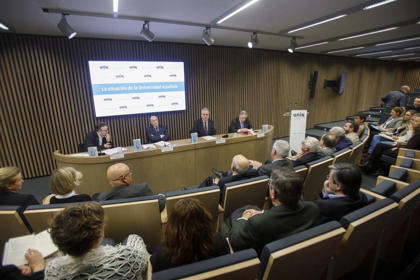 Coloquio sobre la situación actual de la universidad española y sus retos, organizado en Logroño por la Universidad Internacional de La Rioja (UNIR).