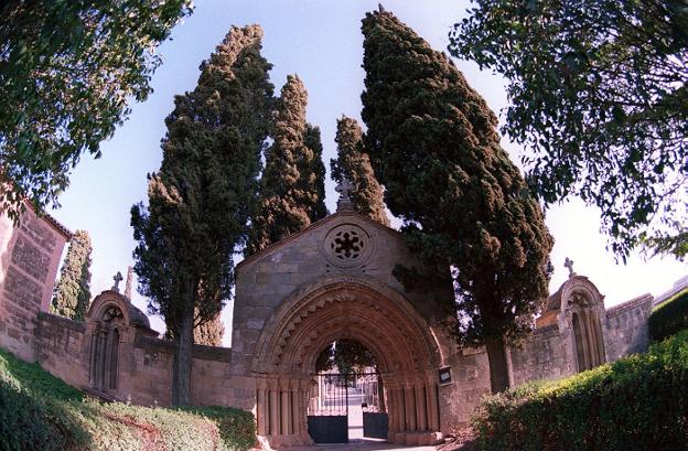 Navarrete. El cementerio conserva la puerta del antiguo hospital de peregrinos.:: 