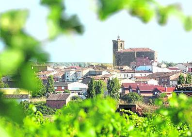 Imagen secundaria 1 - En las fotos inferiores, ermita de Carrasquedo, en Grañón y vista de Azofra.