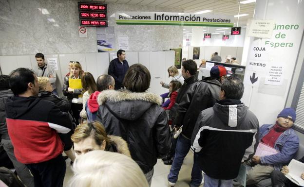 Desempleados esperando en la Oficina de Empleo de Logroño