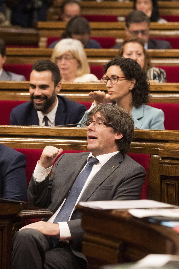 Puigdemont, el pasado septiembre en su escaño del Parlamento catalán. :: toni albir / efe