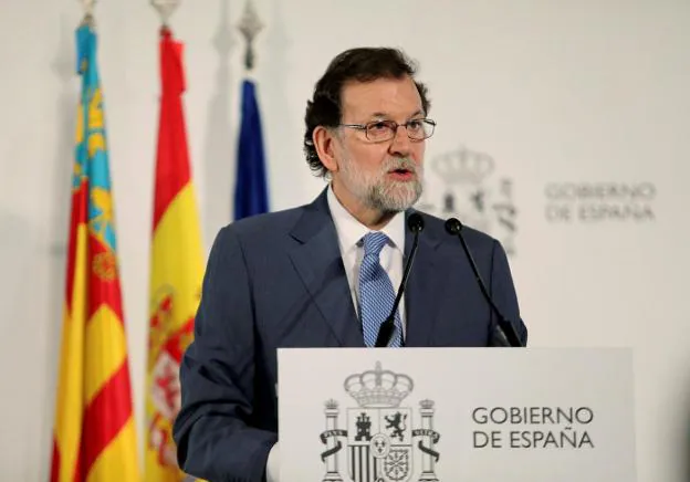 El presidente del Gobierno, Mariano Rajoy, ayer en el 50 aniversario del aeropuerto Alicante-Elche. :: efe