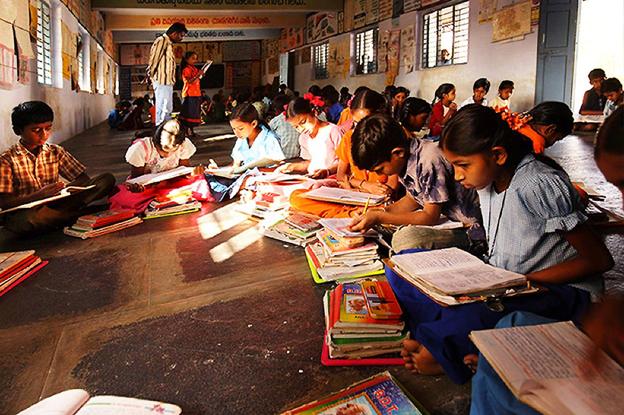 Alumnos de la escuela infantil con comedor situada en Anantapur, cuya construcción financió la Cocina Económica. :: cocina económica