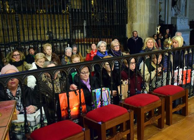 Mujeres con sus bolsas de rosquillas en espera de su bendición. :: M. HERREROSComo es tradición, ayer, día de San Blas, se celebró en la concatedral de La Redonda en Logroño una bendición de alimentos al final de cada una de las misas que ofició el templo. Muchos logroñeses cumplieron con la costumbre y acudieron, sobre todo, con rosquillas, pero también con otros dulces. La imagen de San Blas fue situada ayer en la capilla de la Virgen del Pilar. Informa D. M. A.