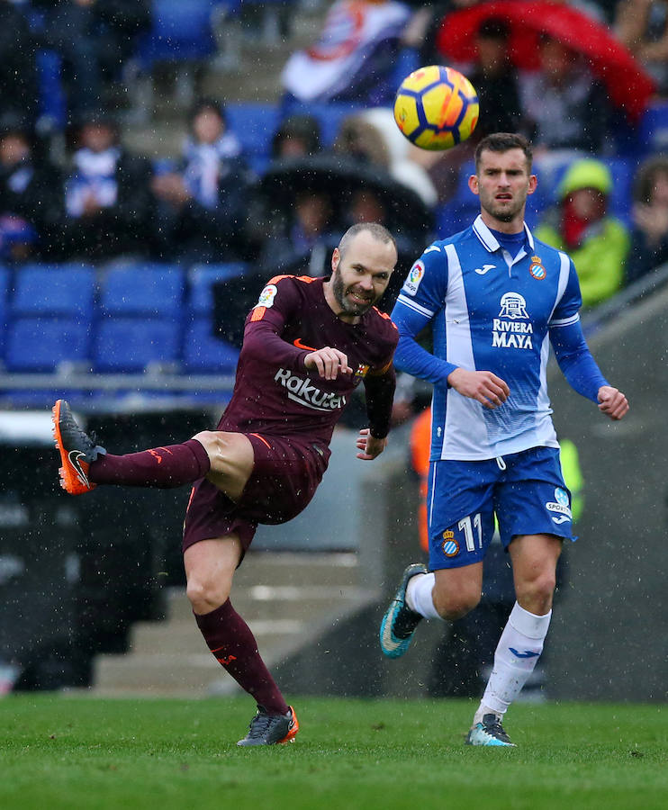 Espanyol y Barcelona empataron en un derbi de alta tensión (1-1). El cuadro blanquiazul se adelantó por medio de Gerard Moreno pero Gerard Piqué puso el empate de cabeza.