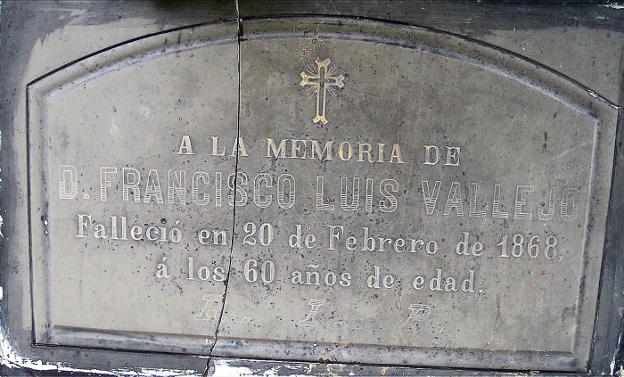 Placa de la tumba donde fue enterrado Francisco Luis Vallejo en la capilla de su propiedad en el cementerio viejo de Soto. :: 