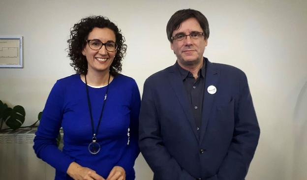 Puigdemont, junto a la secretaria general de ERC, Marta Rovira, con quien se reunió el pasado 9 de enero en Bruselas :: r. c.