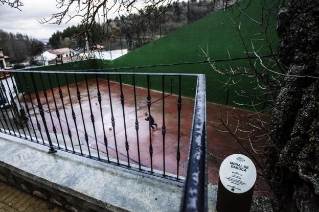 Millán juega con el balón en el frontón de Daroca de Rioja . 