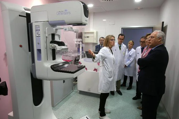 La doctora Mercedes Sáinz explica a Ceniceros y Martín las ventajas del nuevo mamógrafo digital de última generación. :: juan marín
