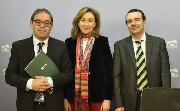 La consejera María Martín, entre Javier Aparicio y José Miguel Acítores. 