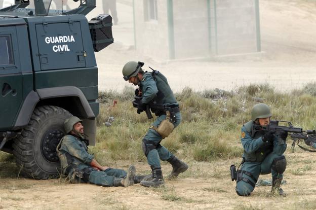 Guardias civiles durante unas maniobras en el PEFE. :: justo rodríguez