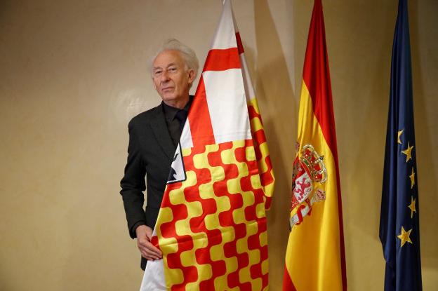 El presidente 'en el exilio' de Tabarnia, Albert Boadella, posa ayer con la bandera en un acto en Madrid. :: chema moya / efe